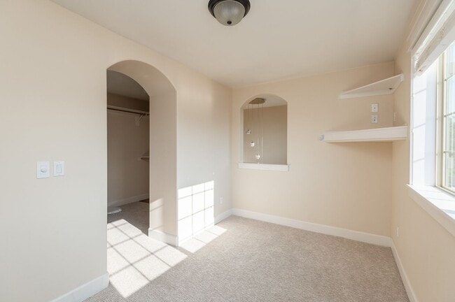 Building Photo - Sun Meadow Home 4 Bed + Bonus + Office + H...