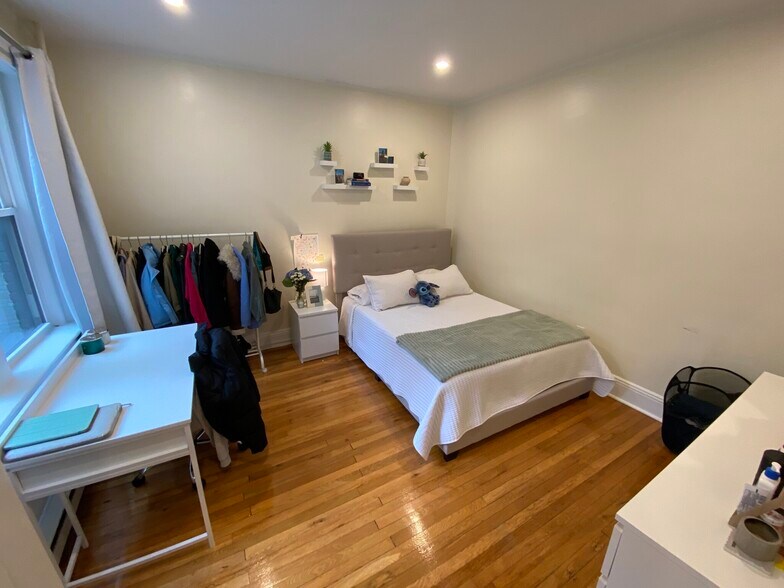 Building Photo - 73 Park Dr