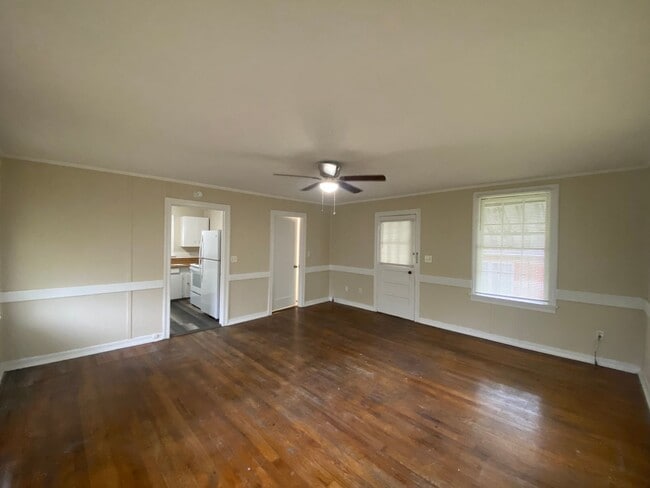 Building Photo - Unique Garage Studio Unit in St. Nicholas Area!