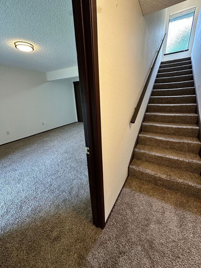 Building Photo - Beautiful well Maintained Duplex for rent