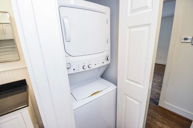 Building Photo - 413 W 10th St