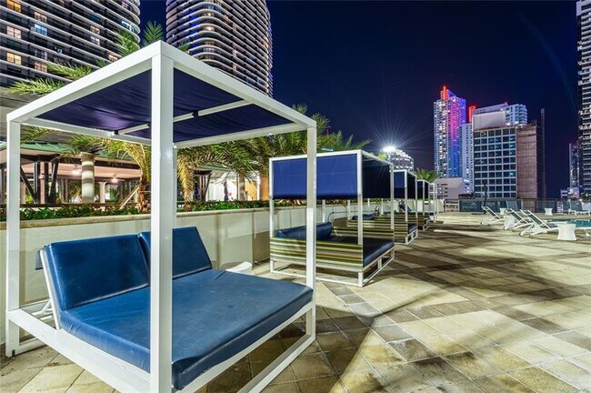 Building Photo - 999 SW 1st Ave