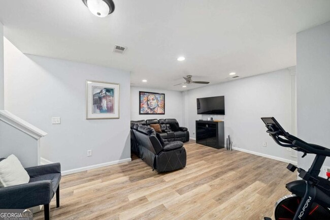 Building Photo - 5227 Whiteoak Ave