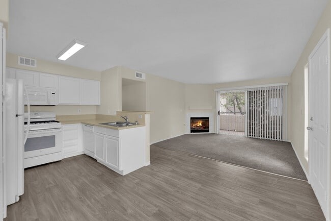 Building Photo - You will love this 2 bedroom condo! Update...