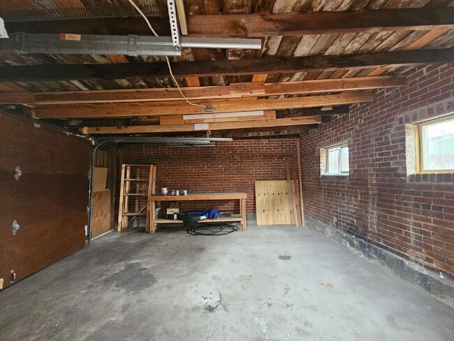 Building Photo - 719 W 1st Ave