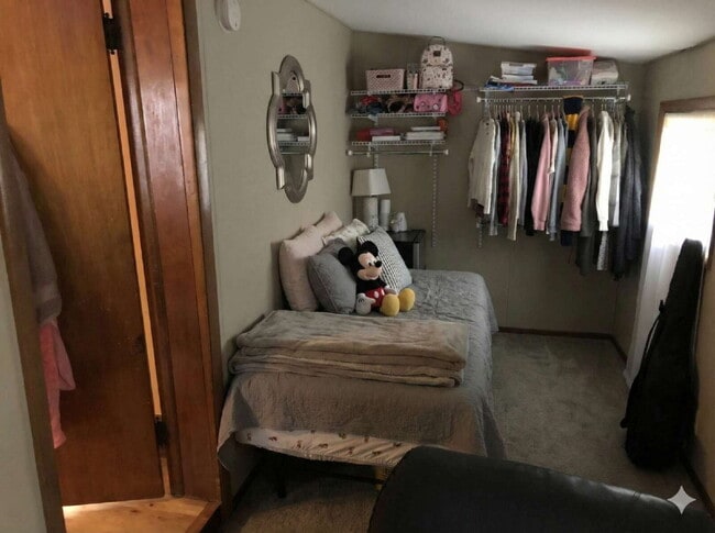 Building Photo - Great 4 Bed 1 Bath close to UWEC!