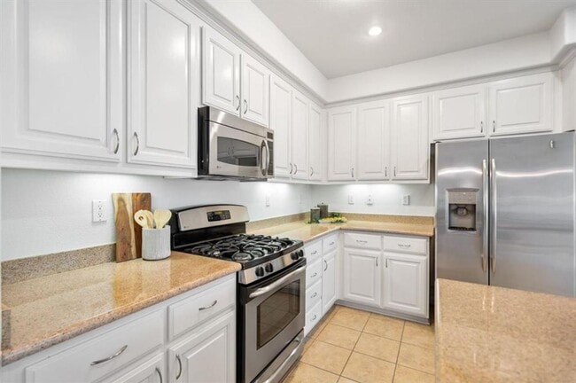 Building Photo - Gorgeous 2 Bed 2 Bath Dublin Townhome with Amenities! Centrally Located!