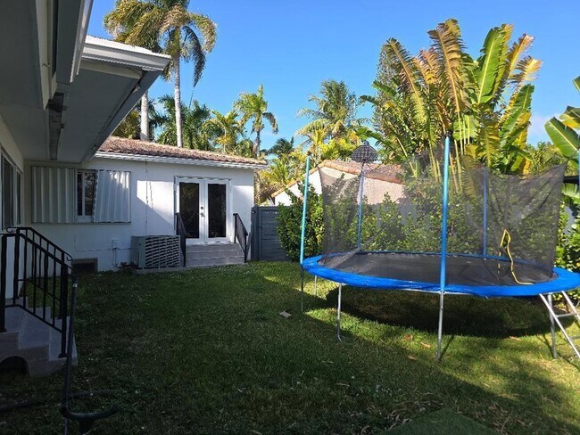 Building Photo - 1532 Fletcher St