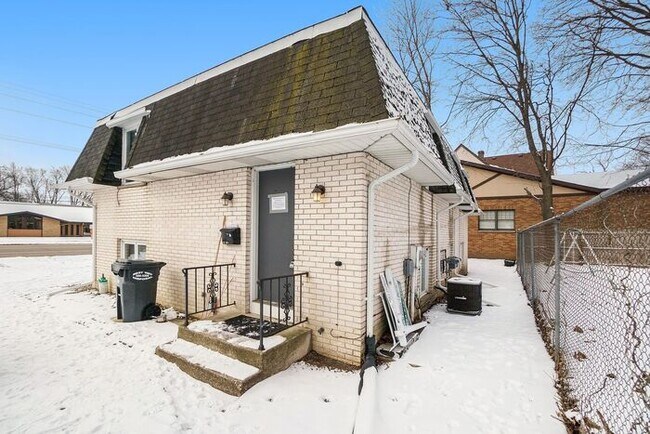 Building Photo - Unique Upper Floor Two Bedroom Flat $1099