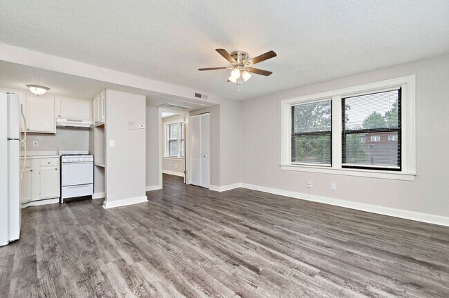 Interior Photo - 4035-4039 CHARLOTTE