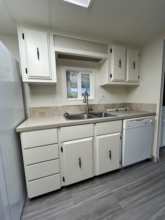 Building Photo - Columbia Riverfront Home with 1 Acre of Landscaped Yard