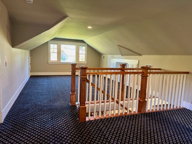 Building Photo - Gorgeous 5 bedroom, 4.5 bath, Westside Dan...