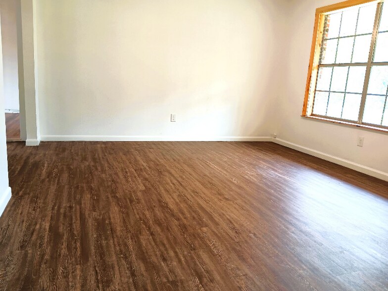 Building Photo - 252 Sanders Rd