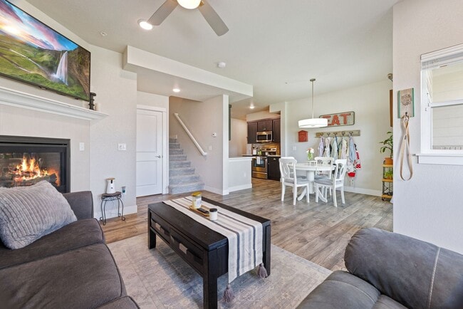 Building Photo - 2 Bed 3.5 Bath Townhome in Fort Collins!