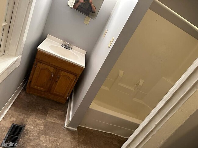 Building Photo - 2 br, 1 bath Duplex - 331 Wood Street 331