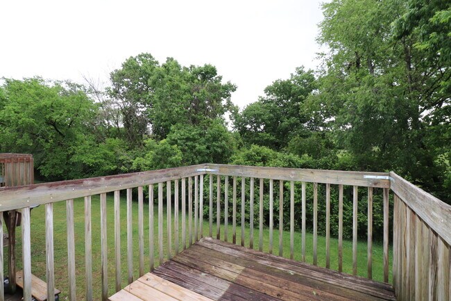 Building Photo - 238 Lakeview Dr