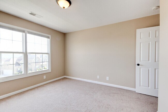 Building Photo - Four Bedroom with Bonus!