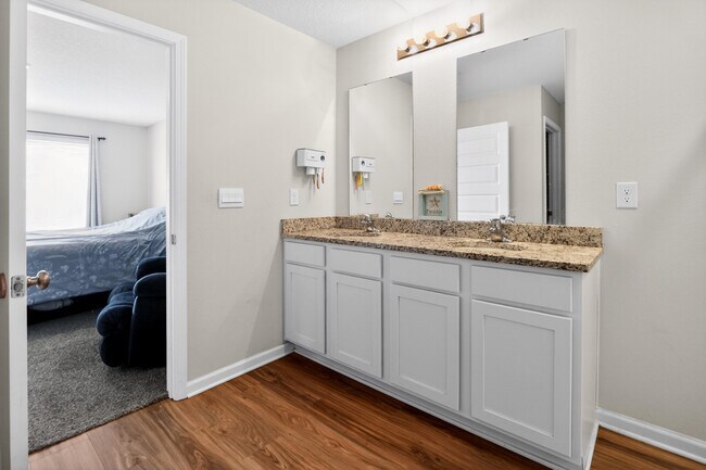 Building Photo - 727 Quintana St