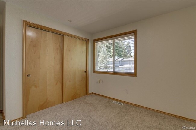 Building Photo - 812 142nd Pl SE