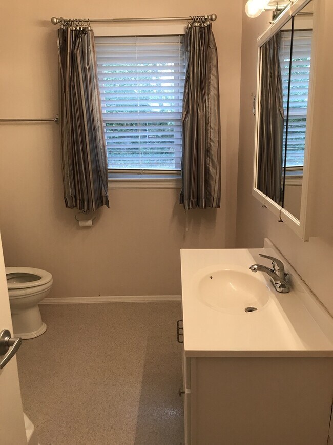 Building Photo - 3 Bed, 2 Bath Home