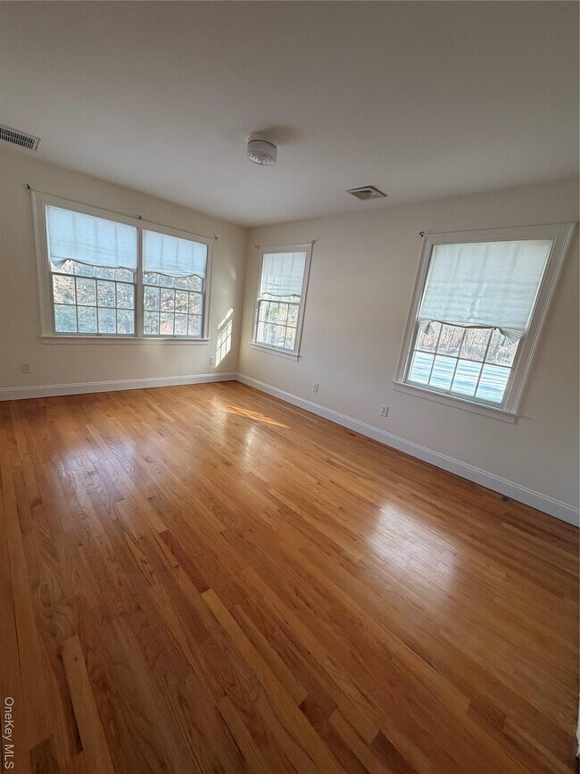 Building Photo - 4 Lloyd Point Dr