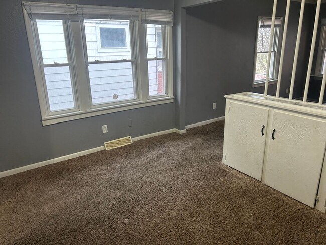 Building Photo - 2 Bedroom House