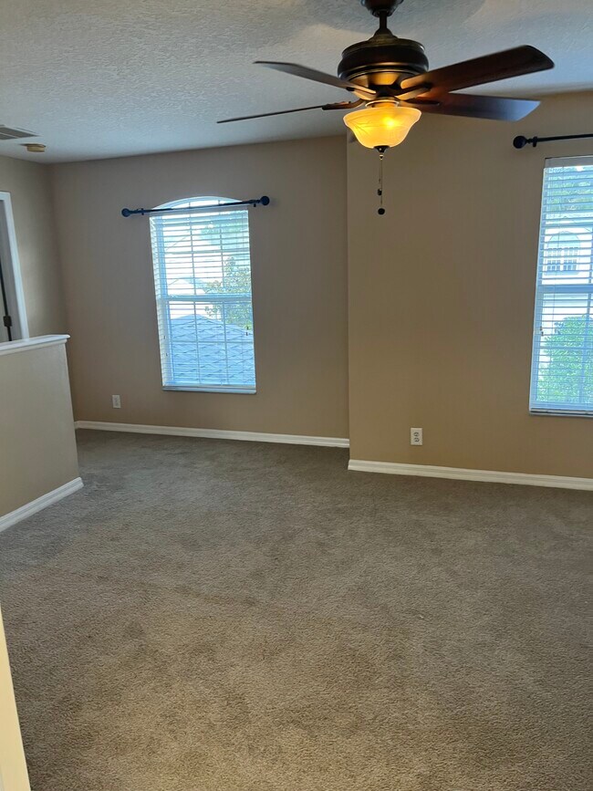 upstairs landing - 1018 Bella Vista Dr NE