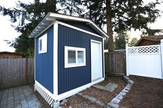 Building Photo - Super-Cute 3-Bedroom House in Fantastic Re...