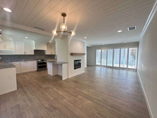 Building Photo - Stylish Camarillo Retreat for Lease