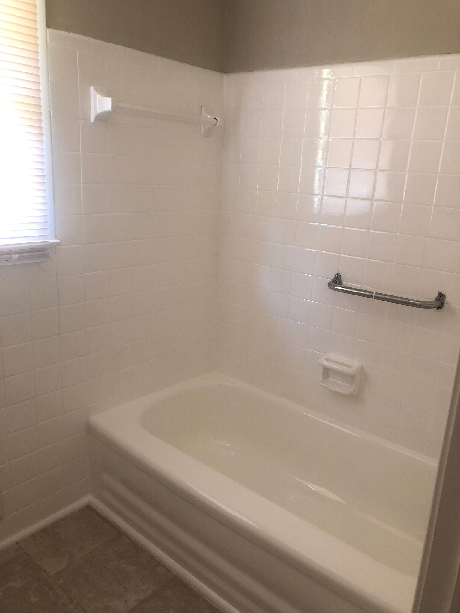 Building Photo - 501 Rosewell Ln