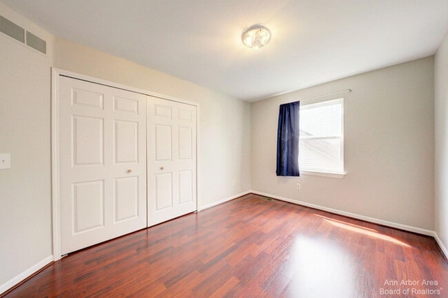 Building Photo - 3127 Dunwoodie Rd