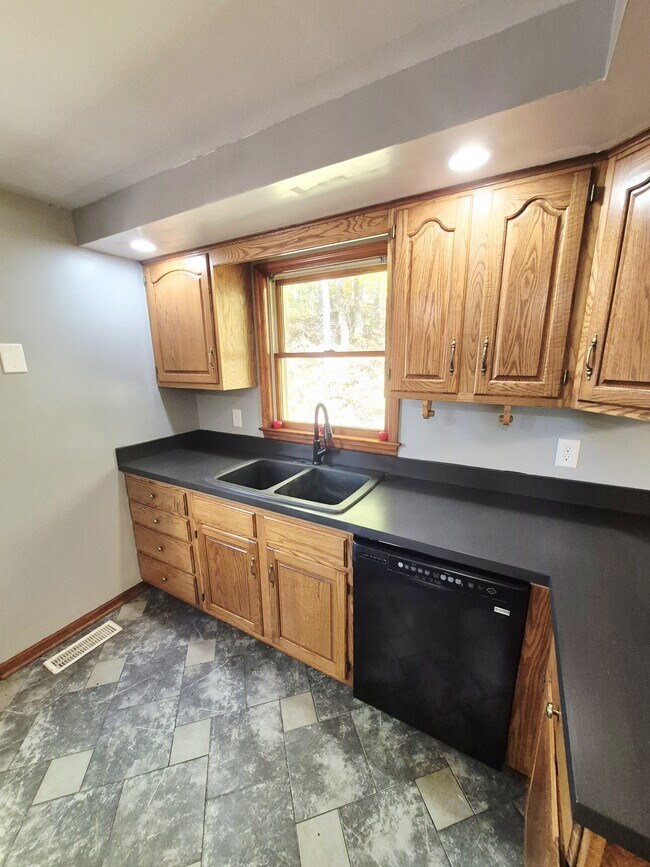 Building Photo - 976 Snow Mountain Rd