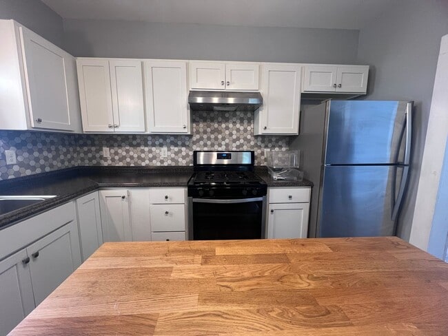 Building Photo - Cute 3 Bedroom home close to medical mile