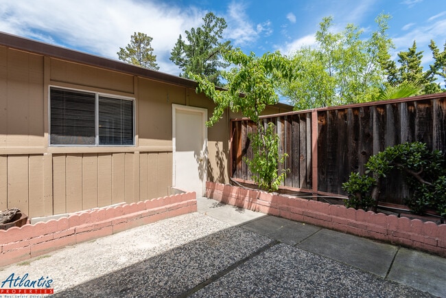 Building Photo - Spacious Evergreen Townhouse | New Interio...