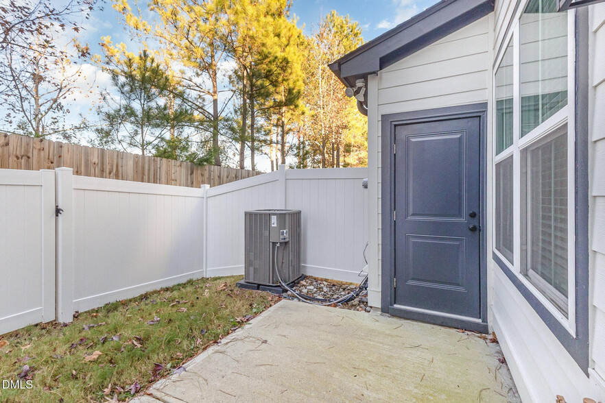 Building Photo - Room in Townhome on Gossamer Ln
