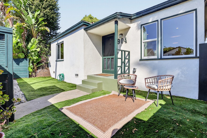 Front of house - 904 Victoria Ave