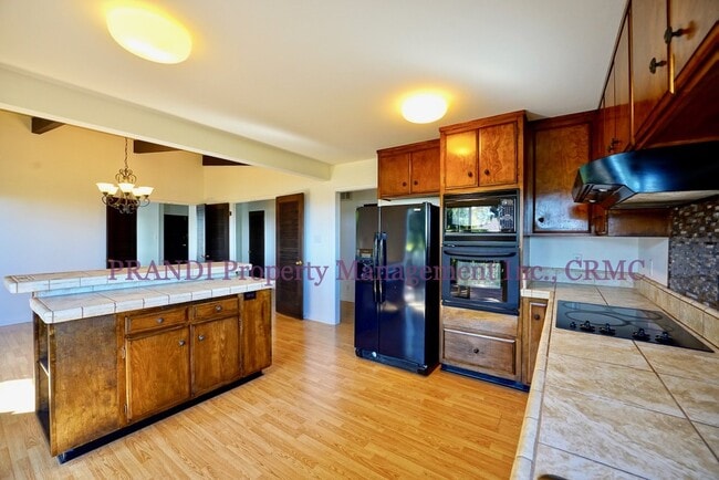 Building Photo - "Charming 3-Bedroom Sanctuary in San Rafael – Spacious 2,250 Sq Ft Home with 2 Full Baths!"