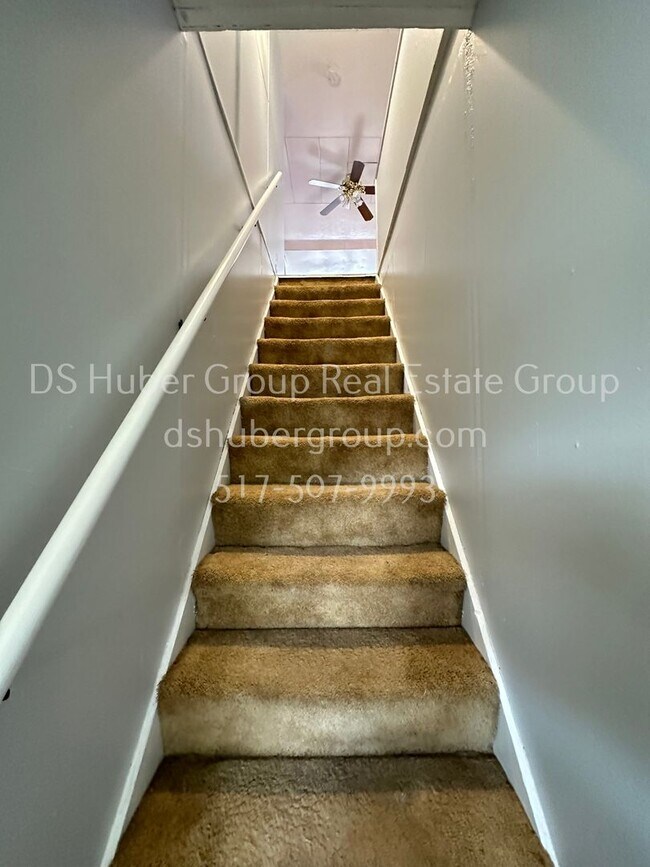Building Photo - 302 N Hayford Ave