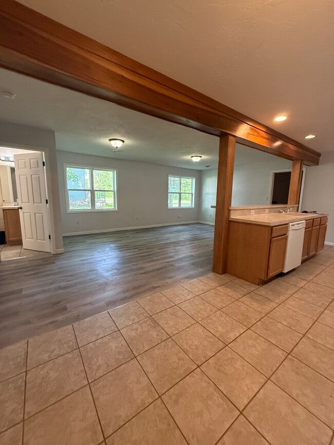 Building Photo - 527 W Harper St