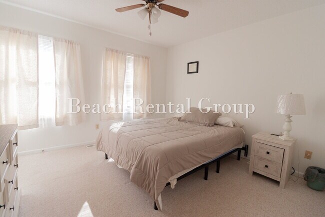 Building Photo - No HOA Furnished Townhouse close to Ocean