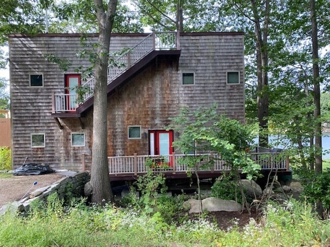 Building Photo - Year-Round Riverfront Home in Gloucester (Pet-Friendly)