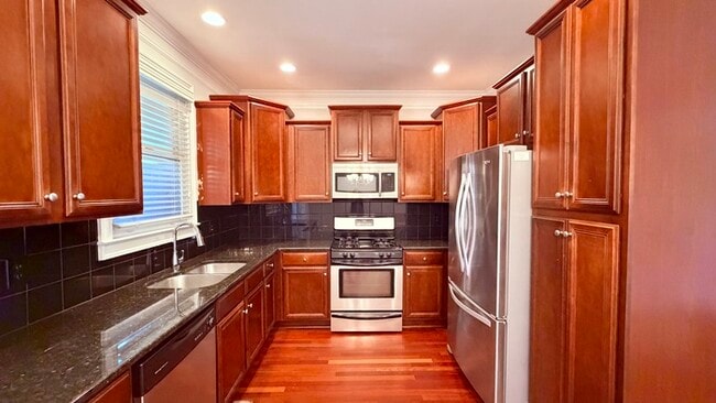 Building Photo - Perfect West Midtown Location! 4 Bedroom Townhouse, Granite, Hardwood Floors