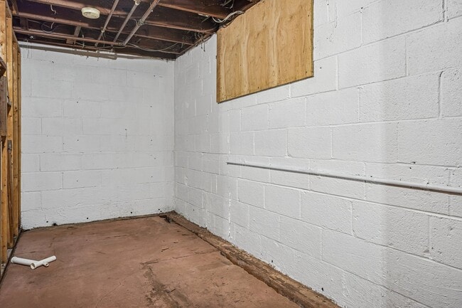 Building Photo - 68 Valley Rd