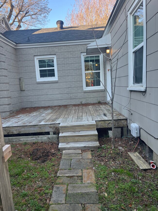 Building Photo - 3813 Creswell Ave