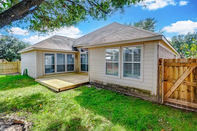 Building Photo - 15806 Land View Dr