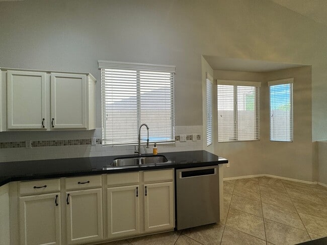 Building Photo - 4 Bedroom Home W/ Pool Available in Tatum Ridge Near Jomax Rd & N Tatum Blvd!