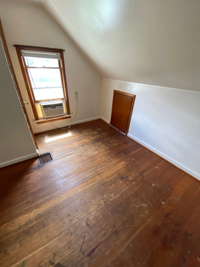 Building Photo - 207 Private Room for Rent!