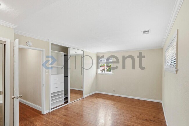 Building Photo - Unit