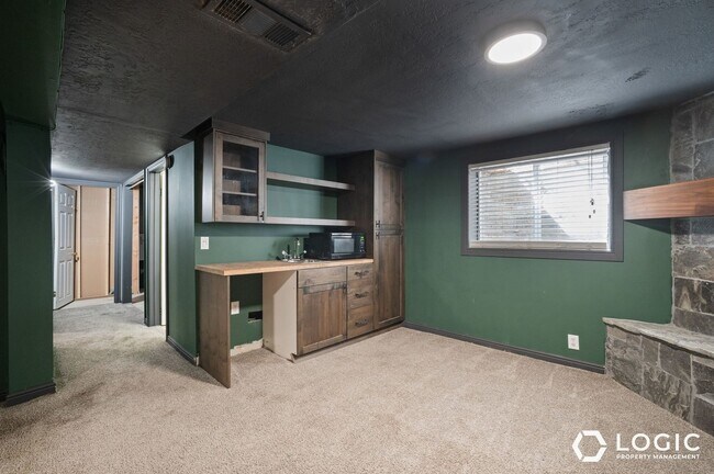 Building Photo - 5155 Saguaro Dr