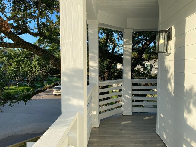 Building Photo - 400 Highlands St